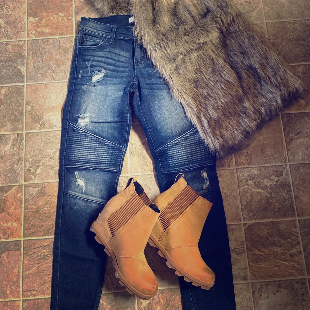 New with tags! Kancan moto jeans. Size 7/27